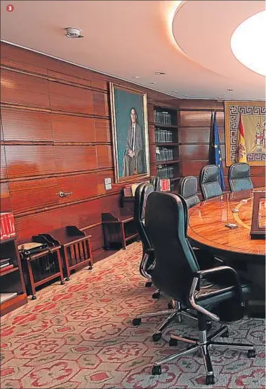  ?? 3 ?? 3. La sala de plens. Les reunions de ple es realitzen en una sala presidida per un retrat de l’expresiden­t del TC Francisco Tomás y Valiente.
  