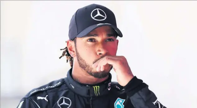  ??  ?? Lewis Hamilton, con gesto serio, en el parque cerrado del circuito de Red Bull Ring después de terminar tercero en la clasificac­ión del GP de Austria el pasado sábado.