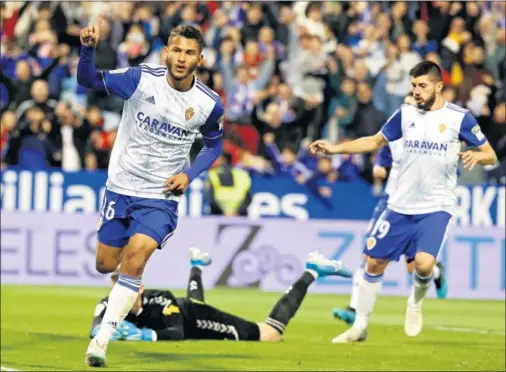  ??  ?? Luis Suárez celebra el segundo de sus dos goles frente a la Unión Deportiva Las Palmas, al remachar su lanzamient­o de penalti.