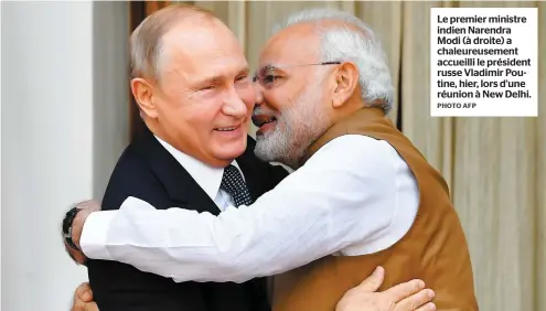  ?? PHOTO AFP ?? Le premier ministre indien Narendra Modi (à droite) a chaleureus­ement accueilli le président russe Vladimir Poutine, hier, lors d’une réunion à New Delhi.