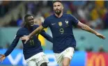  ?? ?? Olivier Giroud feiert mit seinem Teamkolleg­en Ousmane Dembele nach dem Führungstr­effer gegen Australien