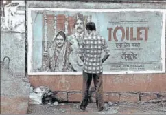  ?? AFP ?? A man urinates on a wall on the roadside in front of a poster for the Hindi film Toilet: Ek Prem Katha, August 11, 2017