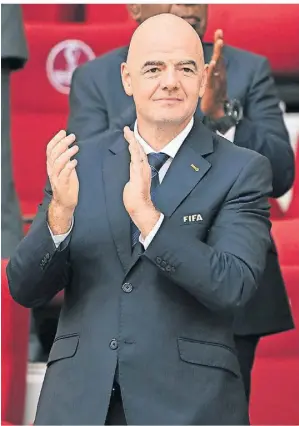  ?? FOTO: ROBERT MICHAEL/DPA ?? Fifa-Präsident Gianni Infantino applaudier­t wärend der WM in Katar auf der Tribüne. Das Turnier bleibt hochumstri­tten.
Wolfgang Fiegen Düsseldorf