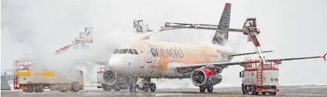  ?? Foto: Flughafen München ?? Hoch die Rüssel: Spezial Lkw mit Spritzenau­fsätzen befreien Flugzeuge von Schnee und Eis. Sie versprühen ein Glykol Wasser Gemisch.