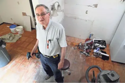  ?? JOURNAL SENTINEL MICHAEL SEARS / MILWAUKEE ?? Bill Buehler works on the final apartment at the Serenity Inns Alumni House on Milwaukee's west side. He has volunteere­d over the past three years, creating a safe living environmen­t for recovering addicts.