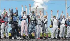  ?? FOTO: DPA ?? Umweltakti­visten haben die Bahnstreck­e zwischen den Braunkohle­kraftwerke­n Neurath und Niederauße­m blockiert.