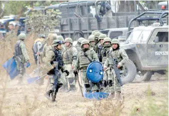  ?? ANDRÉS LOBATO ?? Militares en la carretera Puebla- Orizaba.