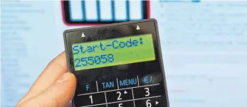  ?? FOTO: ANDREA WARNECKE/DPA ?? Beim Homebankin­g gibt es einige Sicherheit­svorkehrun­gen zu beachten. So rät Senior-Internet-Helfer Heinz Kraus dringend davon ab, Passwörter oder Zugänge auf dem Computer zu speichern.