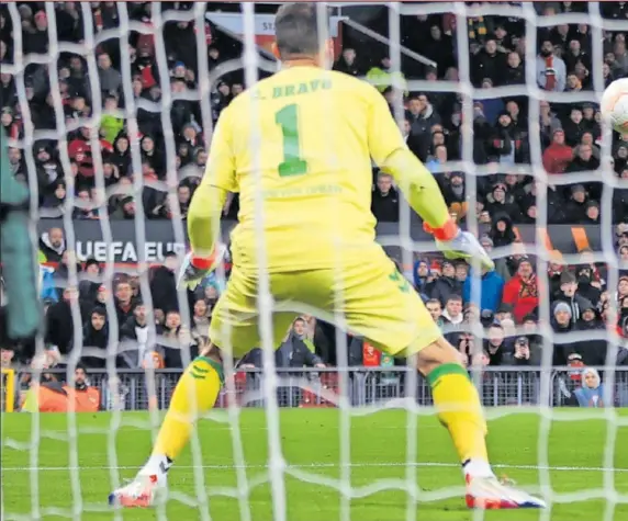  ?? ?? Rashford dispara ante Pezzella y Luiz Felipe para batir a Claudio Bravo en el primer tanto del encuentro.