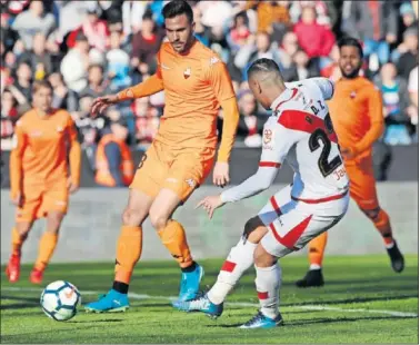  ??  ?? TRIGOLEADO­R. De Tomás anotó su tercer hat- trick de la temporada para dar tres puntos al Rayo.