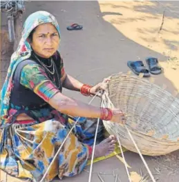  ?? GAYATRI JAYARAMAN/HT PHOTO ?? A woman basket weaver from the Bansfodia tribe. They know no other skill and remain unsettled
