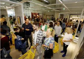  ?? ?? Des milliers de personnes ont poussé, hier, la porte du magasin Ikea implanté à côté de l’Allianz Riviera, à l’occasion de son ouverture.