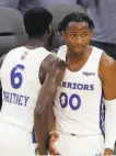  ?? Carlos Avila Gonzalez / The Chronicle ?? Jonathan Kuminga (right) celebrates his dunk with teammate Kahlil Whitney.