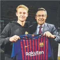  ?? FOTO: FC BARCELONA ?? De Jong (21 años) jugará en el Barça tras el ‘no' al PSG