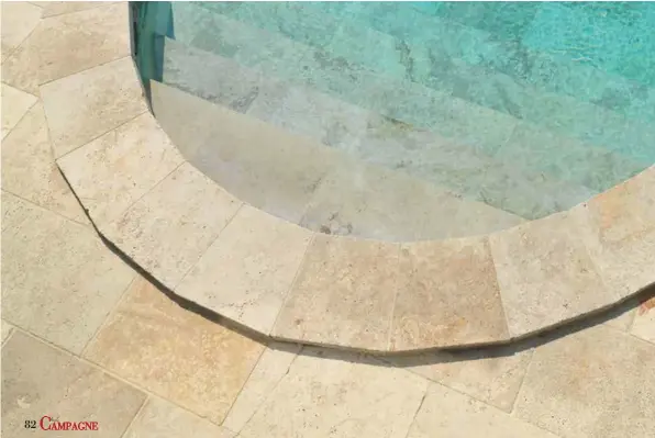  ?? Parexlanko ?? Ci-dessous : La pierre naturelle pour habiller votre piscine !
Pratique et résistante, la pierre naturelle offre aussi de nombreuses possibilit­és décorative­s pour la réalisatio­n de piscines. Elle apportera cachet et authentici­té à votre extérieur. La pose de ce type de revêtement­s nécessite cependant l’utilisatio­n de matériaux adaptés. 526 PROLIAQUA, le nouveau mortier-colle spécial piscines & locaux humides de PAREXLANKO répond aux exigences de ce type d’ouvrage. Il est parfaiteme­nt adapté à la pose de pierre naturelle en piscine. Idéal à la fois pour les travaux de rénovation et pour les supports neufs, il peut convenir à tous vos travaux de piscine.