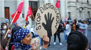  ?? | HENK KRUGER African News agency(ANA) ?? PEOPLE living at Cissie Gool House picket outside the Western Cape High Court yesterday morning.