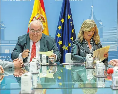  ?? J. J. GUILLÉN/EFE ?? Los secretario­s de Estado Tontxu Rodríguez y Lidia Sánchez firman el acuerdo.