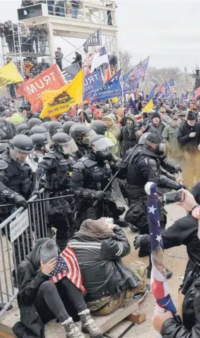  ??  ?? Partidario­s de Trump chocan con la policía durante el asalto al Capitolio en Washington, el 6 de enero.