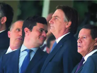 ?? EFE ?? Jair Bolsonaro con el ministro de Justicia Sergio Moro en un homenaje militar en Brasilia, ayer