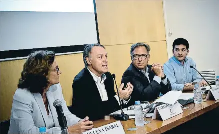  ?? NEUS MASCARÓS ?? Carlos Losada, ayer, junto a la doctora Helena Isábal, el empresario Ignasi Rafel y el abogado Àlex Pons