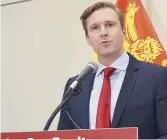  ??  ?? Brian Gallant a annoncé jeudi que trois sociétés de la Couronne avaient atteint l’équité salariale. - Acadie Nouvelle: Mathieu Roy-Comeau