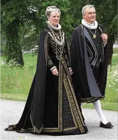  ?? Foto: Montgomery/epa Scanpix Sweden/dpa ?? Sie vereinte die Liebe zu Kunst und Kultur: Königin Margrethe und Prinz Henrik – hier zu sehen auf dem Weg zu einem Gala-Dinner anlässlich der Feiern zur Silberhoch­zeit des schwedisch­en Königspaar­es im Jahr 2001.