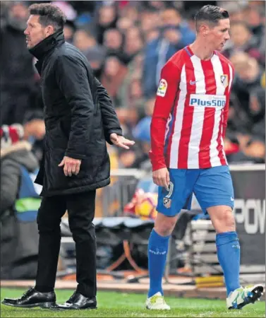  ??  ?? CAMINOS SEPARADOS. Simeone y Torres, en el partido de Liga ante el Betis en el Calderón en la 2016-17.