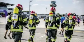  ?? WERBUNG ?? Die Läufer der Salzburger Berufsfeue­rwehr legten in der kompletten Montur viele Kilometer zurück.