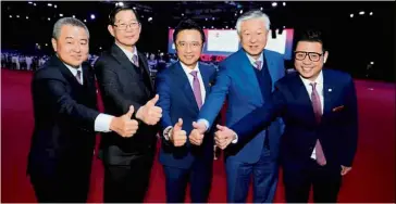  ?? ?? Winning team: (From left) ACCCIM secretary-general Datuk Tan Tian Meng, deputy president Tan Sri Lim Kuang Sia, Ter, executive adviser Datuk Low Kian Chuan and Young Entreprene­urs Committee chairman Lee Toong Leon giving the thumbs up at the WCEC.