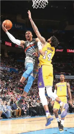  ?? LAYNE MURDOCH SR./NBAE VIA GETTY IMAGES/AFP ?? PERIODE BURUK: Bintang utama Oklahoma City Thunder Russell Westbrook (kiri) berusaha melewati forward Los Angeles Lakers Brandon Ingram di Chesapeake Energy Arena, Oklahoma City, kemarin. Thunder kalah 104-108.