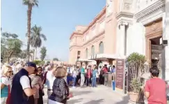  ??  ?? Tourists on queue to enter the museum