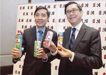  ?? PIC BY NIK HARIFF HASSAN ?? Fraser & Neave Holding Bhd (F&N) chief executive officer Lim Yew Hoe (right) and chief financial officer Lai Kah Shen at the press conference on the company’s financial results in Petaling Jaya yesterday.