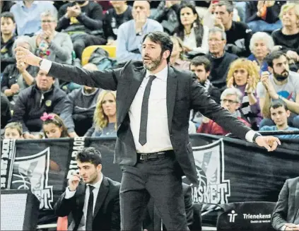  ?? FOTO: MIREYA LÓPEZ ?? En buena línea Mumbrú sigue atento desde la banda el partido frente a un Obradoiro que apenas pudo oponer resistenci­a