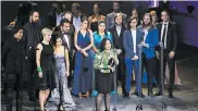  ?? CORTESÍA PREMIOS FÉNIX ?? La directora Cirstina Gallego y parte del elenco de ‘Pájaros de verano’ recibe el premio como Mejor Largometra­je de Ficción.