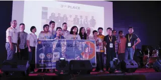  ??  ?? Despite bringing their project all the way from Mindanao, Team Blue Knights 1 from Ateneo de Davao bagged 3rd place in the Prototype Category, internal combustion division.