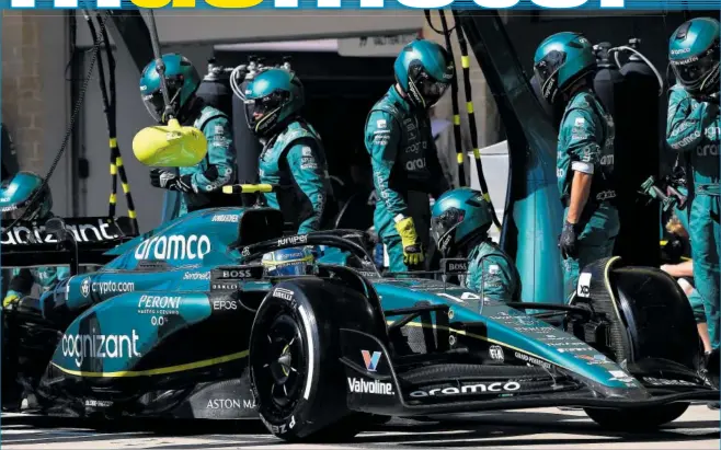  ?? ?? Fernando Alonso realiza un ‘pit-stop’ durante la carrera del GP de Estados Unidos, en Austin, para montar los neumáticos duros antes de tener que abandonar.