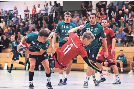  ?? FOTO: MICHAEL SIEBER ?? Gleich im ersten Heimspiel in der Regionalli­ga gegen Rheinbach (21:24) erlebte auch Dominik Voß eine Bauchlandu­ng.