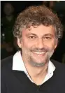  ??  ?? JONAS KAUFMANN, 51, Opernsänge­r Der Star-Tenor greift bei einer drohenden Erkältung zu Hausmittel­n. Er trinkt viel Ingwer-Zitronen-Wasser, inhaliert und lutscht Halsbonbon­s