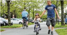  ?? Foto: Leitenstor­fer ?? Auch der kleinen Alina macht das Radfahren in Kaufering Spaß – sie unternahm ges tern zusammen mit ihrem Papa Dina Glasner erste Fahrversuc­he.