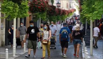  ?? (Photo Laurent Martinat) ?? Au Mourillon comme en centre-ville, beaucoup de piétons se baladaient déjà masqués, hier. L’obligation entre en vigueur aujourd’hui.