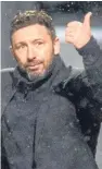  ??  ?? Aberdeen boss Derek McInnes gives the travelling fans the thumbs up at the final whistle as the Dons piled the pressure on Celtic.