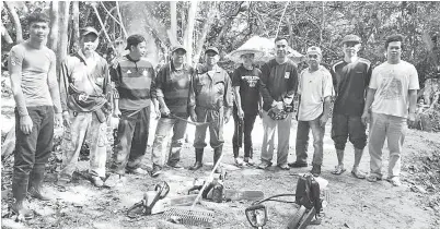  ??  ?? SEBAHAGIAN ahli-ahli Persatuan Kedayan Miri bergotong-royong di kawasan tanah perkuburan lama di Tanjung Lobang.