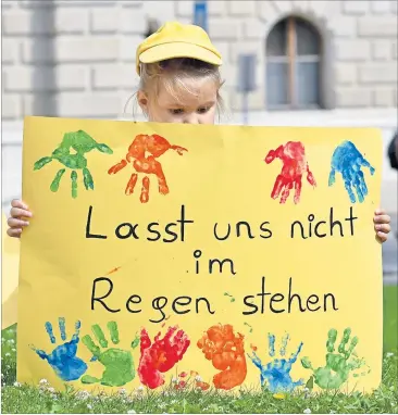  ?? [ APA] ?? Starke Bilder gegen die Schließung: Am Donnerstag demonstrie­rten Kinder, Eltern und Pädagoginn­en vor dem Wiener Rathaus.