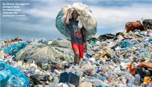  ??  ?? Au Ghana, les nageurs plongent dans les lagons pour collecter des plastiques à vendre.