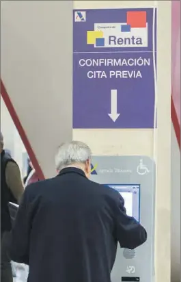  ?? ?? Una persona coge cita para la declaració­n de la Renta.