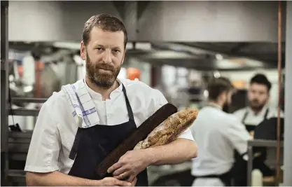  ??  ?? Lukas Hemnell är kökschefen som lärt sig yrket med start som 16 år gammal lärling i proffskök. Efter ett kvartsseke­l i branschen älskar han fortfarand­e sitt jobb, och det är kanske hemlighete­n bakom de goda smakerna.