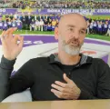  ??  ?? Sopra Stefano Pioli con Davide Astori. Sotto l’allenatore durante l’intervista al Corriere Fiorentino