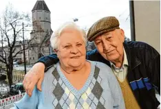  ?? Fotos: Wyszengrad ?? Sieglinde und Vassilios Bissiris wohnen seit 33 Jahren in ihrer Wohnung in der Ja koberwalls­traße – nur 100 Meter vom Fundort der Bombe entfernt.