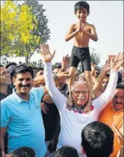  ??  ?? CM Manohar Lal Khattar carrying a boy on his shoulders during the Raahgiri programme in Kurukshetr­a. Minister of state for social justice and empowermen­t Krishan Kumar Bedi (in blue Tshirt) is also seen in the picture. HT PHOTO