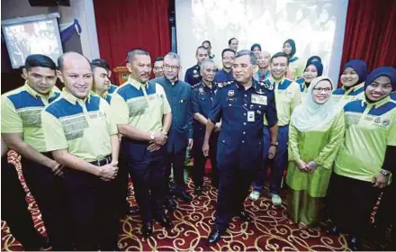  ?? Pic by Muhd Zaaba
Zakeria ?? Inspector-General of Police Tan Sri Khalid Abu Bakar ( front row, third from right) with participan­ts in the Trim and Fit 2016 programme at the police training centre in Kuala Lumpur yesterday.